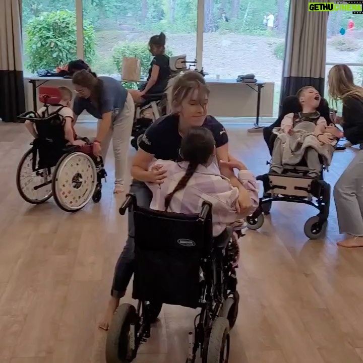 Léa François Instagram - Encore un week-end intense avec l’association @elaofficielle ! Encore une bonne claque avant la rentrée et une bonne leçon de vie dans ma tronche. Je vous aime les guerriers qui me faites perdre mes mots, je vous aime les parents, les frères et sœurs d’enfants malades/handi qui puisez en vous des forces insoupçonnées, un altruisme et une bienveillance à toutes épreuves! Ah si le monde pouvait ressembler à la dose d’amour et de tendresses qu’on a partagé ce week-end… Je vous aime aussi les parrains et marraines de l’asso qui avez tout donné pour illuminer au max le week-end des petits et grands et partagé avec eux des activités diverses et variées qui (soyons honnêtes) nous font autant de bien qu’à eux! Des lectures de contes, de l’escrime avec un champions olympiques, du poney, de la piscine, un concert privé… Merci aussi à @mycenterparcs , précieux partenaire et bien sûr au staff @elaofficielle qui (en plus d’être concernés par la maladie) déplacent des montagnes pour faire avancer les choses! Enfin, merci à Pamela qui m’a appris le mot « handicapable » ce week-end et qui au lieu de focaliser sur ce qu’un corps ne peut pas ou plus faire, fait simplement avec les capacités de chacun! Avec une âme qui ressent, un doigt qui bouge, des yeux qui clignent, on peut faire une danse merveilleuse et j’en ai eu la plus belle des preuves ♥️ On va continuer de marcher pour toi ELA, de prêter nos jambes pour tout ceux qui ne peuvent plus courir. Dans les écoles, les entreprises, vous pouvez organiser l’opération « mets tes baskets et bats la maladie », renseignez vous auprès de l’asso (ela-asso.com rubrique « comment nous aidez »), vous pourriez être surpris de l’aventure humaine qui vous attend.. Se sentir utile les amis, y’a qu’ça de vrai!! ♥️