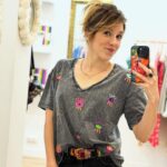 Léa François Instagram - Aujourd’hui je suis passée faire un coucou à Priscilla et… j’ai essayé toute sa boutique 🤣🫣 J’vous mets quelques photos parce que je les trouve drôles, que j’étais pas rentré dans un magasin depuis que j’ai des gosses (fallait immortaliser ça 😅) mais surtout parce que j’aime tout dans son joli vestiaire ! Merciii pour ces good vibes mais la prochaine fois, on se voit dans un café, ce sera moins risqué! 🤭 @levestiairede.zoe