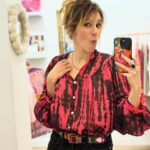 Léa François Instagram - Aujourd’hui je suis passée faire un coucou à Priscilla et… j’ai essayé toute sa boutique 🤣🫣 J’vous mets quelques photos parce que je les trouve drôles, que j’étais pas rentré dans un magasin depuis que j’ai des gosses (fallait immortaliser ça 😅) mais surtout parce que j’aime tout dans son joli vestiaire ! Merciii pour ces good vibes mais la prochaine fois, on se voit dans un café, ce sera moins risqué! 🤭 @levestiairede.zoe