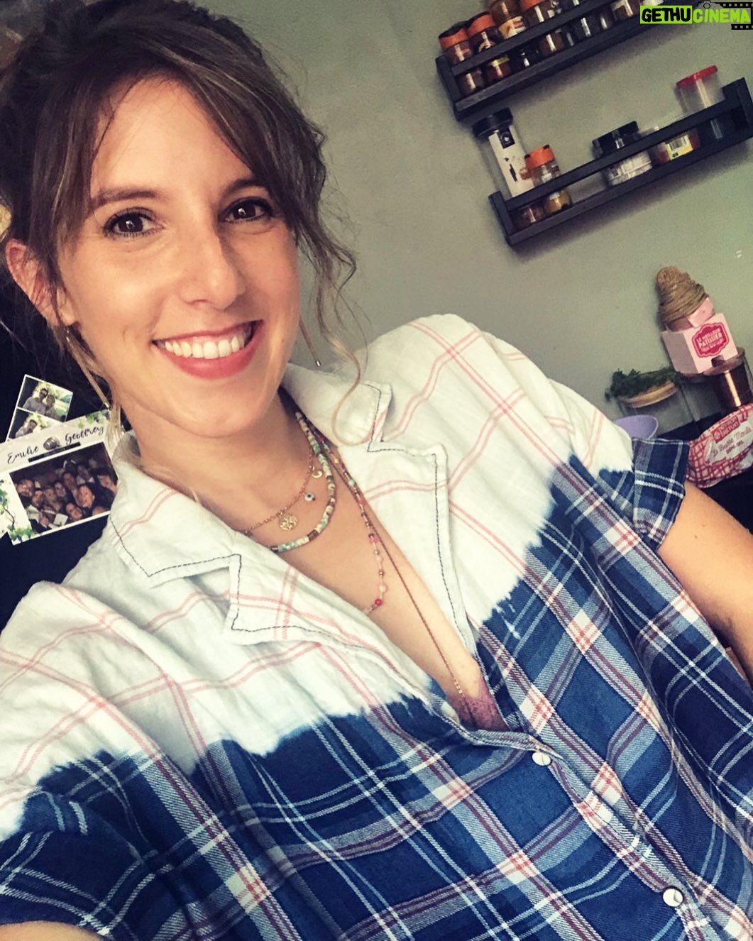 Léa François Instagram - Plaisir de participer à l’émission « Tous en cuisine » avec @cyril_lignac et @jerome_anthony_officiel et de découvrir avec vous de nouvelles recettes estivales plutôt sexy! Vous êtes ready??! 😋 RDV à 18h35 sur @m6officiel 🍽️ 👕 @imprevubelgium