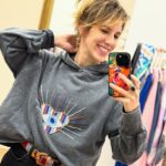 Léa François Instagram - Aujourd’hui je suis passée faire un coucou à Priscilla et… j’ai essayé toute sa boutique 🤣🫣 J’vous mets quelques photos parce que je les trouve drôles, que j’étais pas rentré dans un magasin depuis que j’ai des gosses (fallait immortaliser ça 😅) mais surtout parce que j’aime tout dans son joli vestiaire ! Merciii pour ces good vibes mais la prochaine fois, on se voit dans un café, ce sera moins risqué! 🤭 @levestiairede.zoe