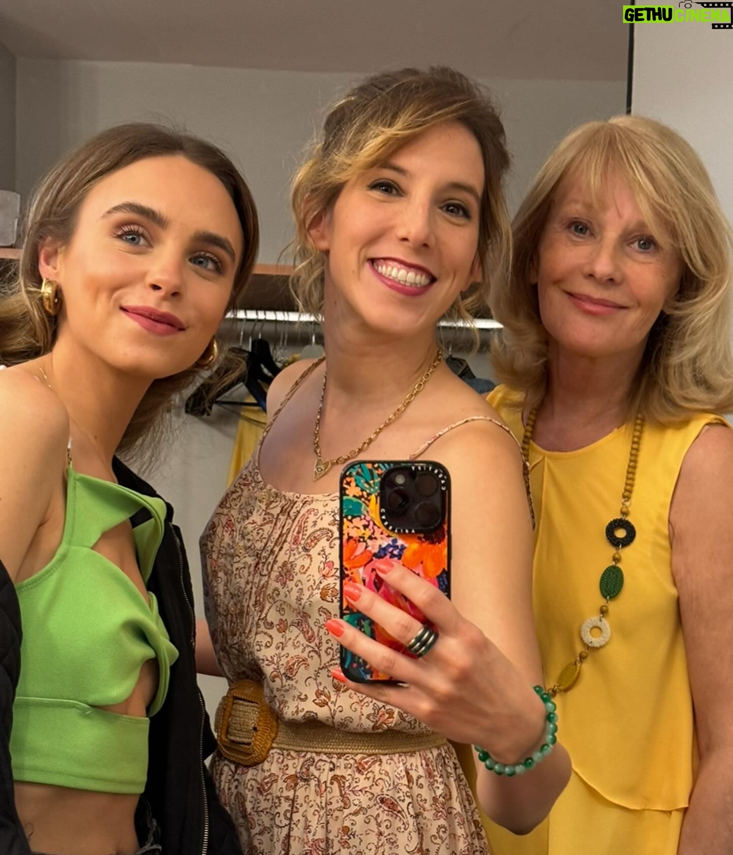 Léa François Instagram - « Les guêpes » arrivent bientôt au milieu de leur tournée 🐝 Merci @artzala_prod @monsieurtheatre pour cette merveilleuse aventure ♥️ Et MERCI à vous tous de remplir tous ces beaux théâtres 🎭 Swipe jusqu’à la dernière photo pour voir les dates qu’il nous reste! De nouvelles se sont ajoutées, tu viens? 😃 #lesguepes #theatre #entournée