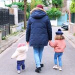 Léa François Instagram - Prendre un peu d’recul pour une fois Pour vous admirez tous les 3… Nous vivons d’puis 15 mois une nouvelle révolution Avec la dernière inconnue qui est v’nue compléter l’équation Ca y est, nous sommes 4 ! Notre famille est constituée, Et pour le reste de notre vie on connait nos coéquipiers. On va pouvoir prendre le temps de s’épanouir, de s’conseiller Et d’se laisser surprendre par tout c’qui va nous arriver Il est classe notre chemin Rétrospectivement… Faudra qu’on boive un coup à tout ce qu’on a contruit à nos filles, notre maison, à tout c’qui nous attends à nos futurs voyages et nos fous rires aussi Avec 3 meufs t’es dans la merde… et j’ai le regret de t’annoncer Que des barbies et des tresses, papa tu vas en bouffer… Mais si tout ça t’fou les chocottes, t’inquiète, on essaiera de doser On t’laissera aller voir tes potes faire du sport et décompresser! On est en train de vivre une période parfois compliquée où des pleurs et des couches viennent nous fatiguer où des bobos et des microbes bouleversent régulièrement nos plans. Deux chipitas à élever, C’est pas toujours un jeu d’enfant mais j’ai envie qu’on soit confiants et qu’on s’dise qu’on va assurer qu’on est des super parents et des amoureux passionnés Je t’aime mon amour, Ma team, mon pillier Mon « qui-trouve-rien », mon toi qui m’aide à m’décider... y’a plus qu’à avancer, la route est toute tracer Inspirons, aspirons et laissons nous porter! 🤍