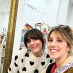 Léa François Instagram - Aujourd’hui je suis passée faire un coucou à Priscilla et… j’ai essayé toute sa boutique 🤣🫣 J’vous mets quelques photos parce que je les trouve drôles, que j’étais pas rentré dans un magasin depuis que j’ai des gosses (fallait immortaliser ça 😅) mais surtout parce que j’aime tout dans son joli vestiaire ! Merciii pour ces good vibes mais la prochaine fois, on se voit dans un café, ce sera moins risqué! 🤭 @levestiairede.zoe