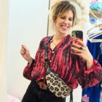 Léa François Instagram - Aujourd’hui je suis passée faire un coucou à Priscilla et… j’ai essayé toute sa boutique 🤣🫣 J’vous mets quelques photos parce que je les trouve drôles, que j’étais pas rentré dans un magasin depuis que j’ai des gosses (fallait immortaliser ça 😅) mais surtout parce que j’aime tout dans son joli vestiaire ! Merciii pour ces good vibes mais la prochaine fois, on se voit dans un café, ce sera moins risqué! 🤭 @levestiairede.zoe