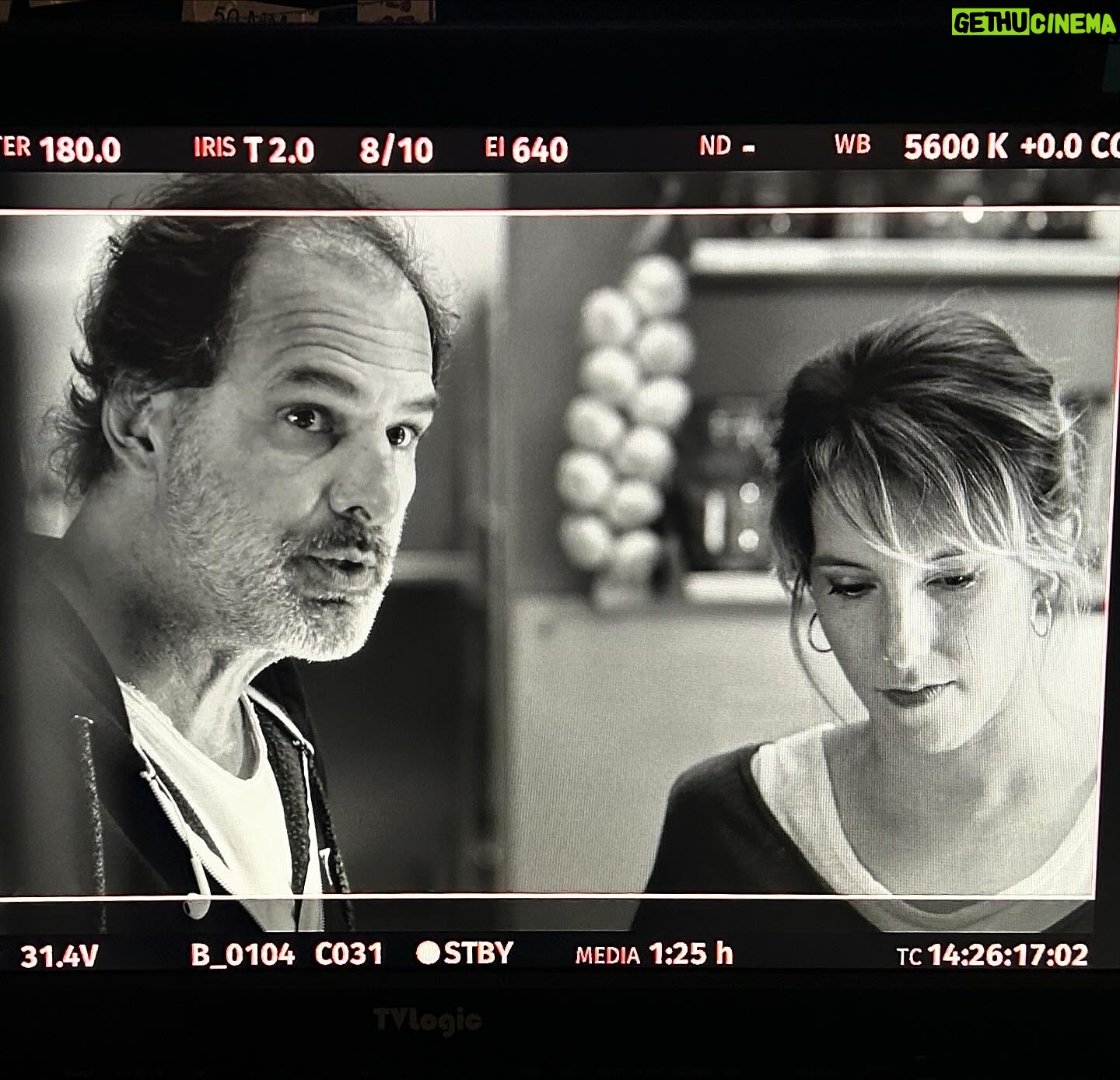 Léa François Instagram - Écoute attentive des instructions du réal @peythieuthierry ! 😜 Merci pour cette belle semaine de tournage avant un week-end au théâtre! 🙌 #tournage