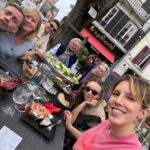 Léa François Instagram - « Les guêpes » arrivent bientôt au milieu de leur tournée 🐝 Merci @artzala_prod @monsieurtheatre pour cette merveilleuse aventure ♥️ Et MERCI à vous tous de remplir tous ces beaux théâtres 🎭 Swipe jusqu’à la dernière photo pour voir les dates qu’il nous reste! De nouvelles se sont ajoutées, tu viens? 😃 #lesguepes #theatre #entournée