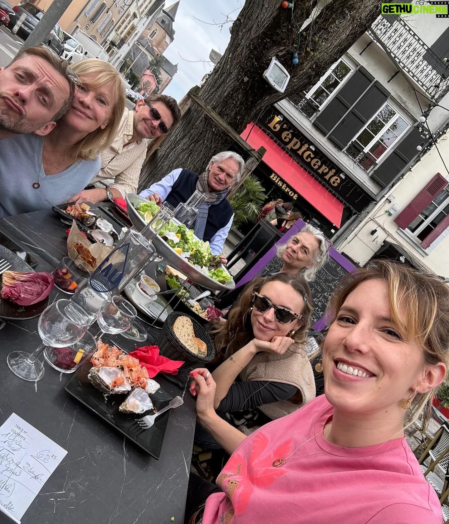 Léa François Instagram - « Les guêpes » arrivent bientôt au milieu de leur tournée 🐝 Merci @artzala_prod @monsieurtheatre pour cette merveilleuse aventure ♥️ Et MERCI à vous tous de remplir tous ces beaux théâtres 🎭 Swipe jusqu’à la dernière photo pour voir les dates qu’il nous reste! De nouvelles se sont ajoutées, tu viens? 😃 #lesguepes #theatre #entournée