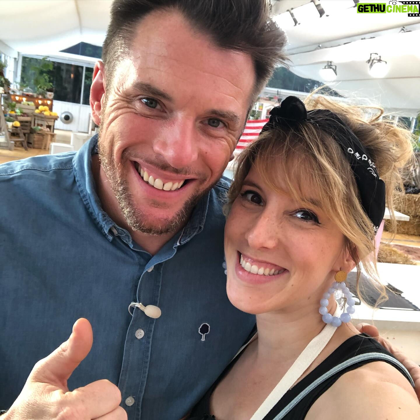 Léa François Instagram - Ce soir à 21h05 sur @gulliofficiel je serai bien entourée pour tenter de réaliser « le casse du siècle »!! On y croit?? Prêt. Feu. Pâtissez. @lacuisinedemercotte @tarayrenorbert