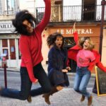 Léa François Instagram – Nous en voyant les audiences de « Plus Belle la Vie, encore plus belle » ce matin 😂
Big up à vous qui étiez au RDV pour ce nouveau départ 🙌
Big up à nos équipes du tonnerre plateau, hmc, regie, com’, prod, post-prod… Big up à notre Clem, à @clairedlr72 et @heylbroeck les 2 réal qui ont activé la machine!! Big up à @tf1, à @newen_studios d’avoir cru en ce défi fou et big up à tous les comédiens de @pblvofficiel, ceux qui étaient dans ce premier épisode of course et ceux qui n’y étaient pas, qui reviendront peut être plus tard ou pas mais qui nous ont tous envoyé de l’amour et de la force comme jaja en live, par message, stories ou MP.
Je vous aime.
MERCI
On continue de travailler 😘