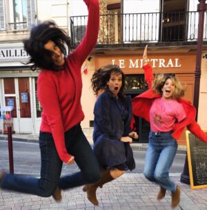 Léa François Instagram - Nous en voyant les audiences de « Plus Belle la Vie, encore plus belle » ce matin 😂

Big up à vous qui étiez au RDV pour ce nouveau départ 🙌
Big up à nos équipes du tonnerre plateau, hmc, regie, com’, prod, post-prod… Big up à notre Clem, à @clairedlr72 et @heylbroeck les 2 réal qui ont activé la machine!! Big up à @tf1, à @newen_studios d’avoir cru en ce défi fou et big up à tous les comédiens de @pblvofficiel, ceux qui étaient dans ce premier épisode of course et ceux qui n’y étaient pas, qui reviendront peut être plus tard ou pas mais qui nous ont tous envoyé de l’amour et de la force comme jaja en live, par message, stories ou MP. 
Je vous aime. 

MERCI 

On continue de travailler 😘