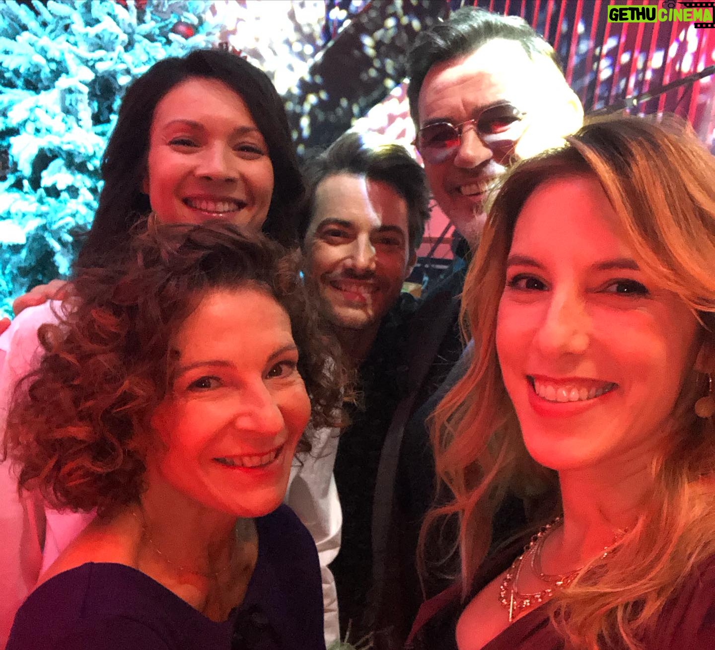 Léa François Instagram - Ce soir, pour ceux qui seront devant leur télé, la team @pblvofficiel passera une tête dans le Grand Bêtisier de @tf1 pour quelques souvenirs mémorables.. 😅 Et en vidéo bonus le bêtisier du bêtisier 😅 « Regarde la caméra Léa et fais coucou »