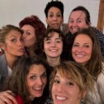 Léa François Instagram – Sacrée bande ces nanas!! 🤩
J’ai tellement hâte que vous découvriez cette pièce et l’histoire de ces 5 femmes écrite par Astrid Veillon, mise en scène par Anne Bourgeois et produite par @les_grands_theatres ! On termine notre 3ème semaine de répétitions et on voit déjà se dessiner les moments d’émotions et de rires car oui, à priori, on devrait bien se marrer… 😅
Plus de 50 dates de tournées sont prévues pour « Et si on en parlait » et on vous partage les villes début Juin!! 
À très vite un peu partout!!
Je vous embrasse 
😘