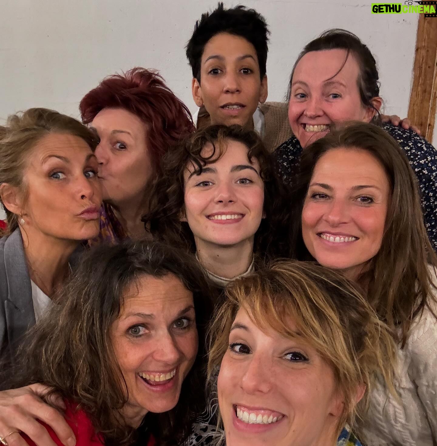 Léa François Instagram - Sacrée bande ces nanas!! 🤩 J’ai tellement hâte que vous découvriez cette pièce et l’histoire de ces 5 femmes écrite par Astrid Veillon, mise en scène par Anne Bourgeois et produite par @les_grands_theatres ! On termine notre 3ème semaine de répétitions et on voit déjà se dessiner les moments d’émotions et de rires car oui, à priori, on devrait bien se marrer… 😅 Plus de 50 dates de tournées sont prévues pour « Et si on en parlait » et on vous partage les villes début Juin!! À très vite un peu partout!! Je vous embrasse 😘