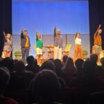 Léa François Instagram - « Les guêpes » arrivent bientôt au milieu de leur tournée 🐝 Merci @artzala_prod @monsieurtheatre pour cette merveilleuse aventure ♥️ Et MERCI à vous tous de remplir tous ces beaux théâtres 🎭 Swipe jusqu’à la dernière photo pour voir les dates qu’il nous reste! De nouvelles se sont ajoutées, tu viens? 😃 #lesguepes #theatre #entournée