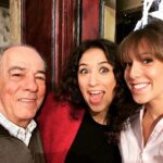 Léa François Instagram – Michel… 💔 
Un vrac de photos avec toi..
10… parce que c’est le max sur Insta. 
Tu m’as souvent dit que tu m’avais connu enfant, 
et qu’c’était incroyable de m’voir devenir maman…
C’est vrai qu’j’en ai passé des caps à tes côtés. 
Quasi quotidiennement 
Sous ton regard bienveillant 
Je pense à ta famille 
Et à celle de plus belle 
Ton sourire qui pétille… 
Je t’aime. 
Ta péronnelle 🥹