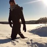 Léa François Instagram – Marwan, 

On s’connaissait depuis nos 15 ans… dans la même classe au cours Florent… Tu as été pendant tant d’années un de mes humains préférés au monde… Je savais que dès que j’allais te retrouver, j’allais rire.. putain qu’est-ce qu’on a ri… 

Je vais garder précieusement tous nos restau, nos soirées au Poly, les hôtels, les trains… J’vais garder ces moments où t’auras désespérément essayé de faire décoller ma carrière de chanteuse en m’faisant interpréter Minnie Riperton à tout bout d’champ… tu t’foutais trop d’ma gueule «Y’a que toi qui arrive à la passer cette note Lélé! Montre leur!»… Enfoiré! Ce jour où t’as voulu qu’on t’épile avec Coco et qu’tu nous as insulté à chaque bande. Je vais garder aussi ton «Bonjoir», ton «Che pasta?», ton «bliblibli» (trop fastoche avec tes grosses lèvres), notre cri de ralliement «Roucoucoucoucou». Je vais garder cette fois où on a débarqué par surprise pour ton anniv dans la maison que t’étais en train de construire avec Kéké, cette fois où t’as jouer les UBER quand Simon a eu sa promo, ttes ces fois où j’te saoulais pour qu’tu décroches ton foutu téléphone quand j’en avais marre d’être ton standard… Je vais garder aussi nos voyages, ce fameux Trenino verde qu’on a raté au fin fond de la Sardaigne et qui n’repassait que dans une semaine… Ce 1er janvier où on a fait de la pêche sous la glace au Québec ou encore cette fois ou on a vu des poissons volants alors que je n’savais même pas qu’ça existait… 

On voulait partager l’affiche au théâtre et que ton père nous mette en scène… 
Puis on a tellement travailler ensemble… 
Je crois qu’on l’a bien fait… De mes parents à ma boulangère, on m’a toujours répété la même chose «il y a une évidence quand vous jouez tous les 2, une osmose»… j’vais pas commencer à claquer des anecdotes, j’en ai des centaines… 
Abdelichon et Barbichou… 
On reprend les tournages demain et je n’sais pas ce que sera Barbara sans Abdel… il faudra qu’elle soit forte…

J’ai l’impression qu’une partie de ma vie s’envole avec toi… T’étais la personne la plus sociable de la Terre… qu’est-ce que ça va donner là haut?! Fou pas trop l’bordel et embrasse ton frère (même si je sais que c’est déjà fait).

Lélé Franceze