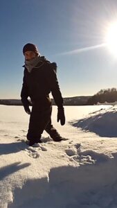 Léa François Instagram - Marwan, On s’connaissait depuis nos 15 ans… dans la même classe au cours Florent… Tu as été pendant tant d’années un de mes humains préférés au monde… Je savais que dès que j’allais te retrouver, j’allais rire.. putain qu’est-ce qu’on a ri... Je vais garder précieusement tous nos restau, nos soirées au Poly, les hôtels, les trains… J’vais garder ces moments où t’auras désespérément essayé de faire décoller ma carrière de chanteuse en m’faisant interpréter Minnie Riperton à tout bout d’champ… tu t’foutais trop d’ma gueule «Y’a que toi qui arrive à la passer cette note Lélé! Montre leur!»… Enfoiré! Ce jour où t’as voulu qu’on t’épile avec Coco et qu’tu nous as insulté à chaque bande. Je vais garder aussi ton «Bonjoir», ton «Che pasta?», ton «bliblibli» (trop fastoche avec tes grosses lèvres), notre cri de ralliement «Roucoucoucoucou». Je vais garder cette fois où on a débarqué par surprise pour ton anniv dans la maison que t’étais en train de construire avec Kéké, cette fois où t’as jouer les UBER quand Simon a eu sa promo, ttes ces fois où j’te saoulais pour qu’tu décroches ton foutu téléphone quand j’en avais marre d’être ton standard… Je vais garder aussi nos voyages, ce fameux Trenino verde qu’on a raté au fin fond de la Sardaigne et qui n’repassait que dans une semaine… Ce 1er janvier où on a fait de la pêche sous la glace au Québec ou encore cette fois ou on a vu des poissons volants alors que je n’savais même pas qu’ça existait… On voulait partager l’affiche au théâtre et que ton père nous mette en scène… Puis on a tellement travailler ensemble… Je crois qu’on l’a bien fait… De mes parents à ma boulangère, on m’a toujours répété la même chose «il y a une évidence quand vous jouez tous les 2, une osmose»… j’vais pas commencer à claquer des anecdotes, j’en ai des centaines… Abdelichon et Barbichou… On reprend les tournages demain et je n’sais pas ce que sera Barbara sans Abdel… il faudra qu’elle soit forte… J’ai l’impression qu’une partie de ma vie s’envole avec toi… T’étais la personne la plus sociable de la Terre… qu’est-ce que ça va donner là haut?! Fou pas trop l’bordel et embrasse ton frère (même si je sais que c’est déjà fait). Lélé Franceze