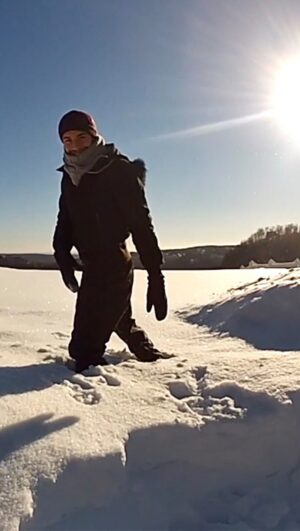 Léa François Instagram - Marwan, 

On s’connaissait depuis nos 15 ans… dans la même classe au cours Florent… Tu as été pendant tant d’années un de mes humains préférés au monde… Je savais que dès que j’allais te retrouver, j’allais rire.. putain qu’est-ce qu’on a ri... 

Je vais garder précieusement tous nos restau, nos soirées au Poly, les hôtels, les trains… J’vais garder ces moments où t’auras désespérément essayé de faire décoller ma carrière de chanteuse en m’faisant interpréter Minnie Riperton à tout bout d’champ… tu t’foutais trop d’ma gueule «Y’a que toi qui arrive à la passer cette note Lélé! Montre leur!»… Enfoiré! Ce jour où t’as voulu qu’on t’épile avec Coco et qu’tu nous as insulté à chaque bande. Je vais garder aussi ton «Bonjoir», ton «Che pasta?», ton «bliblibli» (trop fastoche avec tes grosses lèvres), notre cri de ralliement «Roucoucoucoucou». Je vais garder cette fois où on a débarqué par surprise pour ton anniv dans la maison que t’étais en train de construire avec Kéké, cette fois où t’as jouer les UBER quand Simon a eu sa promo, ttes ces fois où j’te saoulais pour qu’tu décroches ton foutu téléphone quand j’en avais marre d’être ton standard… Je vais garder aussi nos voyages, ce fameux Trenino verde qu’on a raté au fin fond de la Sardaigne et qui n’repassait que dans une semaine… Ce 1er janvier où on a fait de la pêche sous la glace au Québec ou encore cette fois ou on a vu des poissons volants alors que je n’savais même pas qu’ça existait… 

On voulait partager l’affiche au théâtre et que ton père nous mette en scène… 
Puis on a tellement travailler ensemble… 
Je crois qu’on l’a bien fait… De mes parents à ma boulangère, on m’a toujours répété la même chose «il y a une évidence quand vous jouez tous les 2, une osmose»… j’vais pas commencer à claquer des anecdotes, j’en ai des centaines… 
Abdelichon et Barbichou… 
On reprend les tournages demain et je n’sais pas ce que sera Barbara sans Abdel… il faudra qu’elle soit forte…

J’ai l’impression qu’une partie de ma vie s’envole avec toi… T’étais la personne la plus sociable de la Terre… qu’est-ce que ça va donner là haut?! Fou pas trop l’bordel et embrasse ton frère (même si je sais que c’est déjà fait).

Lélé Franceze