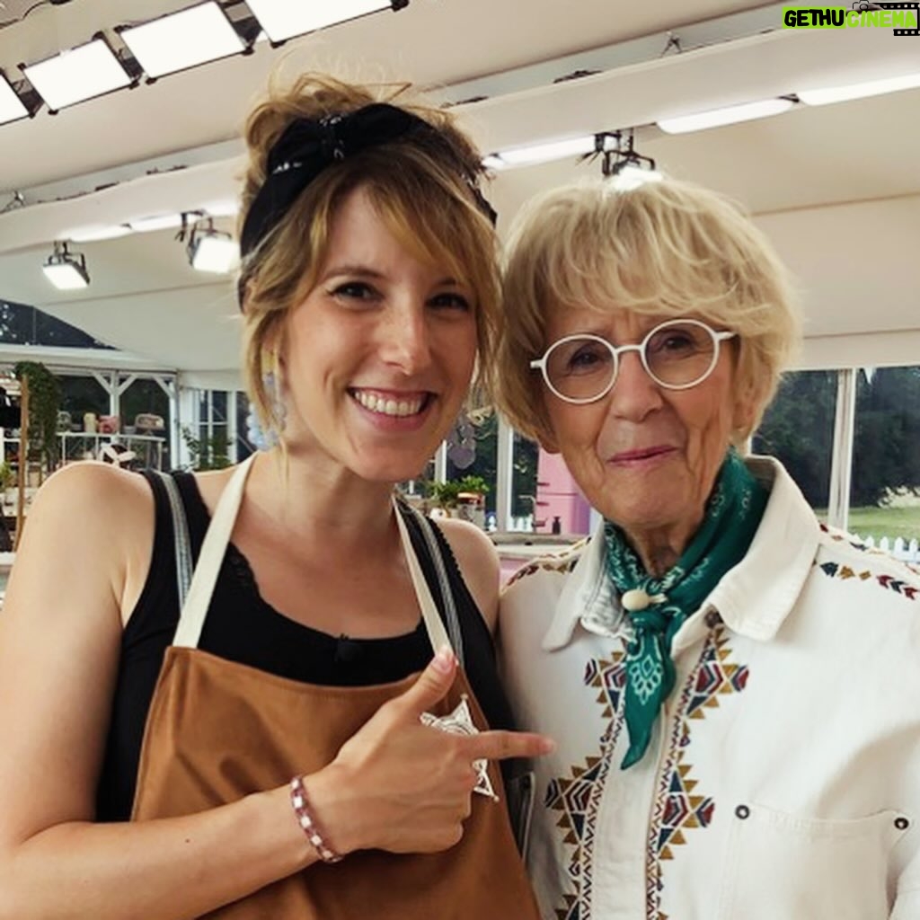 Léa François Instagram - Ce soir à 21h05 sur @gulliofficiel je serai bien entourée pour tenter de réaliser « le casse du siècle »!! On y croit?? Prêt. Feu. Pâtissez. @lacuisinedemercotte @tarayrenorbert