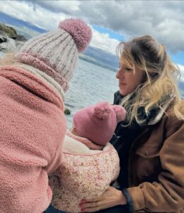 Léa François Instagram - Après avoir jouer à Aix-les-bains hier soir, il y a un p’tit air de vacances aujourd’hui à Yvoire (74)! 🥰