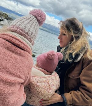 Léa François Instagram - Après avoir jouer à Aix-les-bains hier soir, il y a un p’tit air de vacances aujourd’hui à Yvoire (74)! 🥰