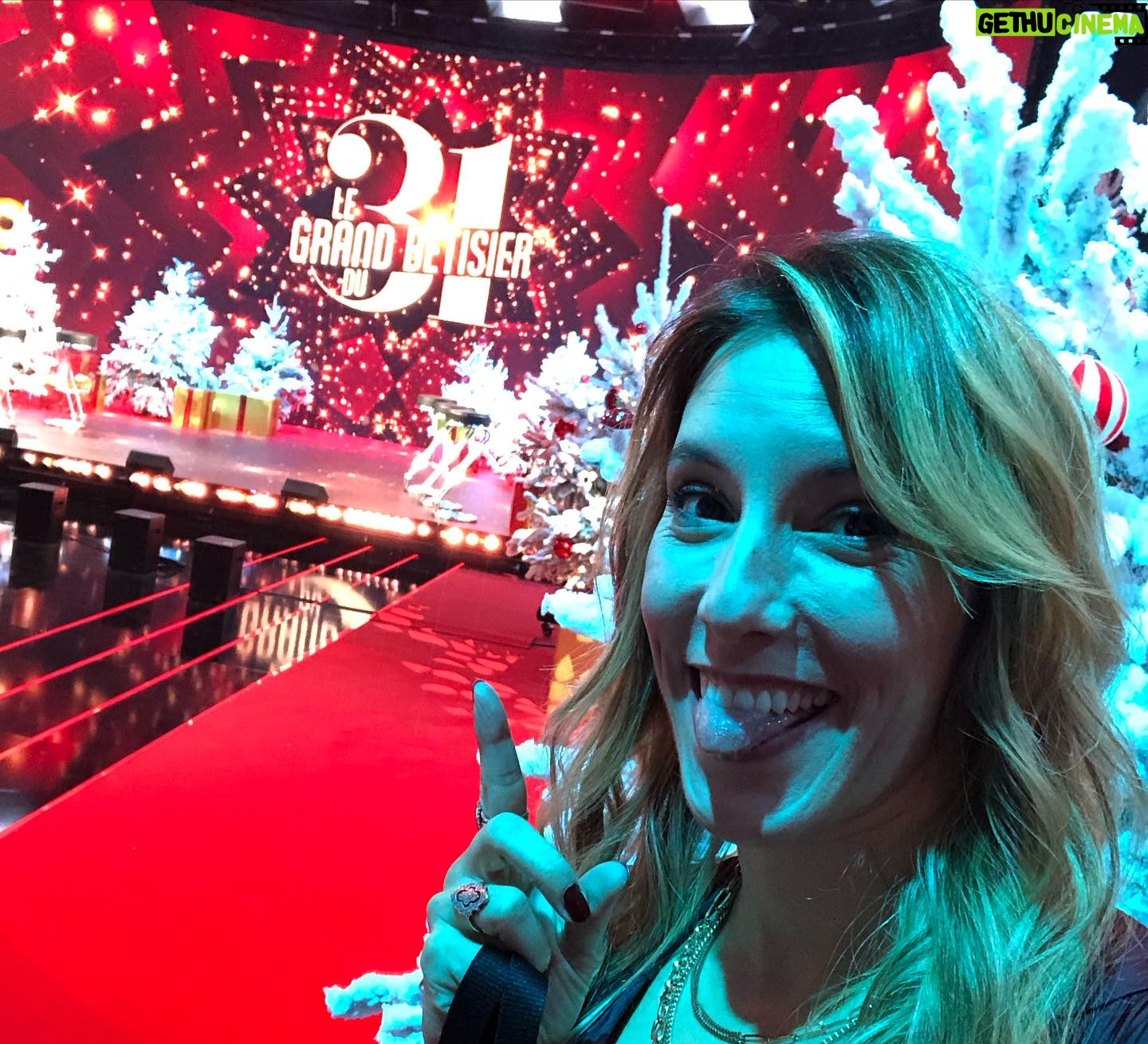 Léa François Instagram - Ce soir, pour ceux qui seront devant leur télé, la team @pblvofficiel passera une tête dans le Grand Bêtisier de @tf1 pour quelques souvenirs mémorables.. 😅 Et en vidéo bonus le bêtisier du bêtisier 😅 « Regarde la caméra Léa et fais coucou »