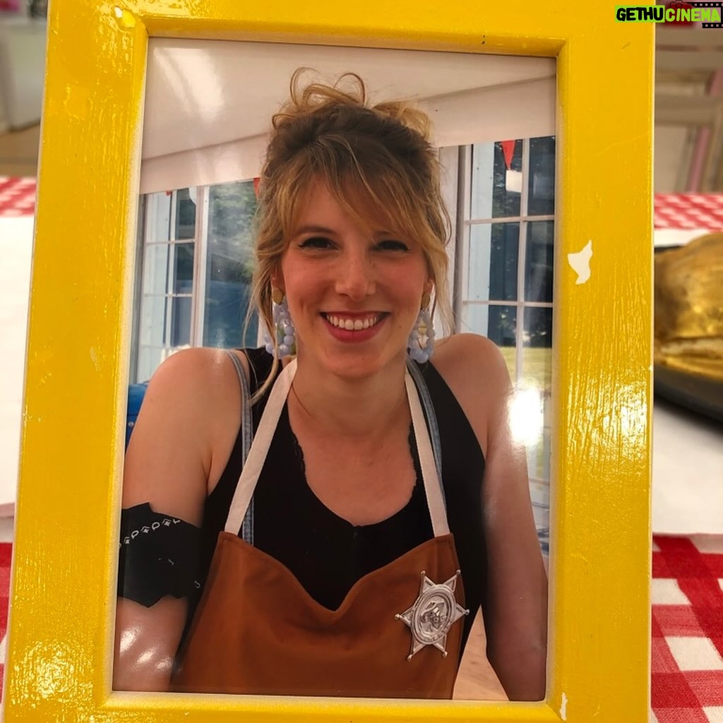 Léa François Instagram - Ce soir à 21h05 sur @gulliofficiel je serai bien entourée pour tenter de réaliser « le casse du siècle »!! On y croit?? Prêt. Feu. Pâtissez. @lacuisinedemercotte @tarayrenorbert