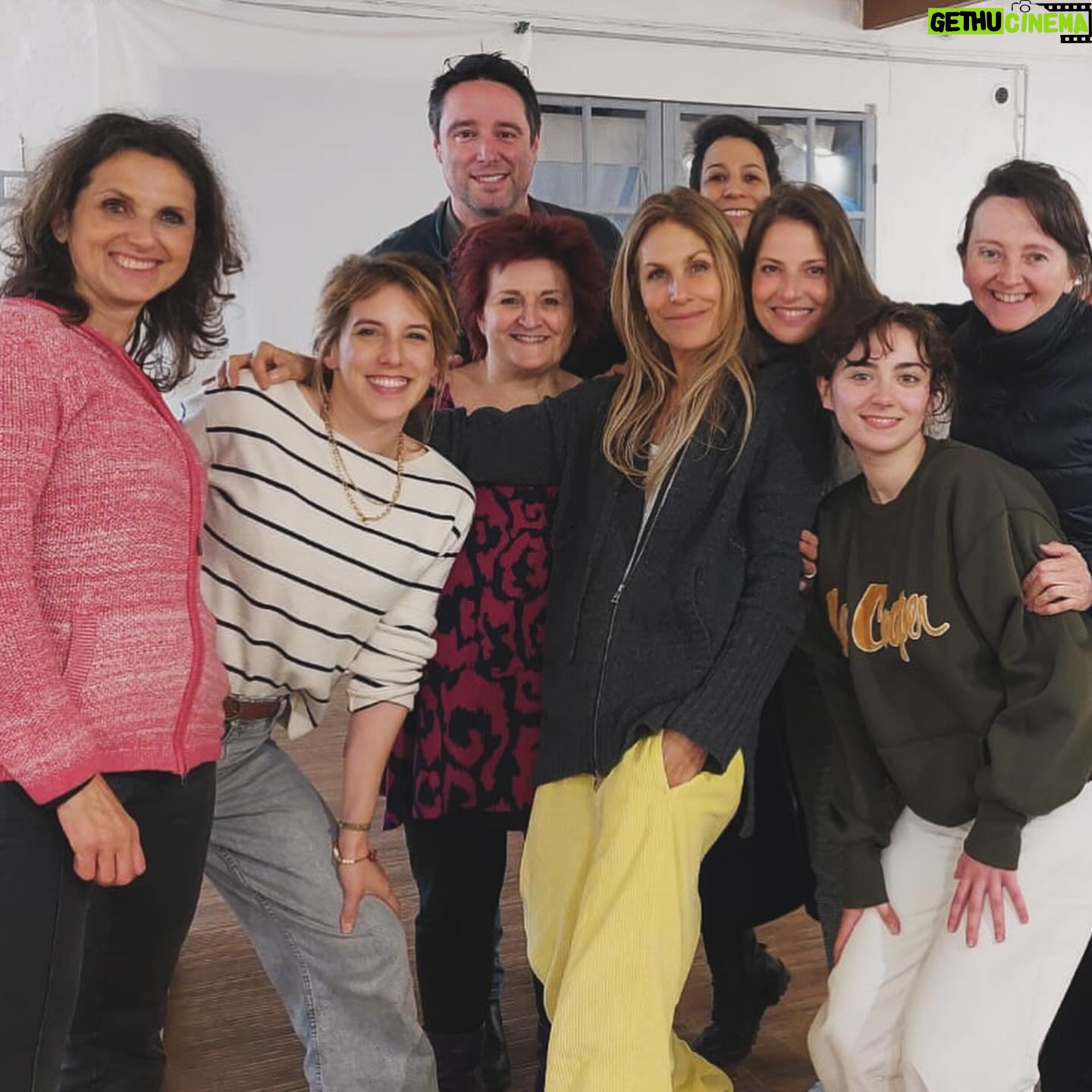 Léa François Instagram - Aujourd’hui, c’était le coup d’envoi des répétitions de la pièce « Et si on en parlait? » écrite par Astrid Veillon, mise en scène par Anne Bourgeois et produite par @les_grands_theatres ! Joie de démarrer cette nouvelle aventure et hâte de partir en tournée à votre rencontre à partir de la rentrée prochaine avec mes partenaires 100% féminines Astrid Veillon, @valeriebaurens_officiel , @lemlerchristine et @celia.mocydlarz ! Plus de 50 dates au programme, je vous les communique très prochainement! 🫶 #tournee #joie #repetitions