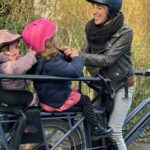 Léa François Instagram - Dimanche-balade des minibouts en minibus ☀️🚲🙊 Et clairement…. cet engin est mon nouveau meilleur ami!! 😂😅 @tomaacycles tu révolutionnes tellement ma life et mon orga depuis la rentrée 🙌 #dimanche #balade #longtail #veloelectrique #tomaa #véloélectriquelongtail