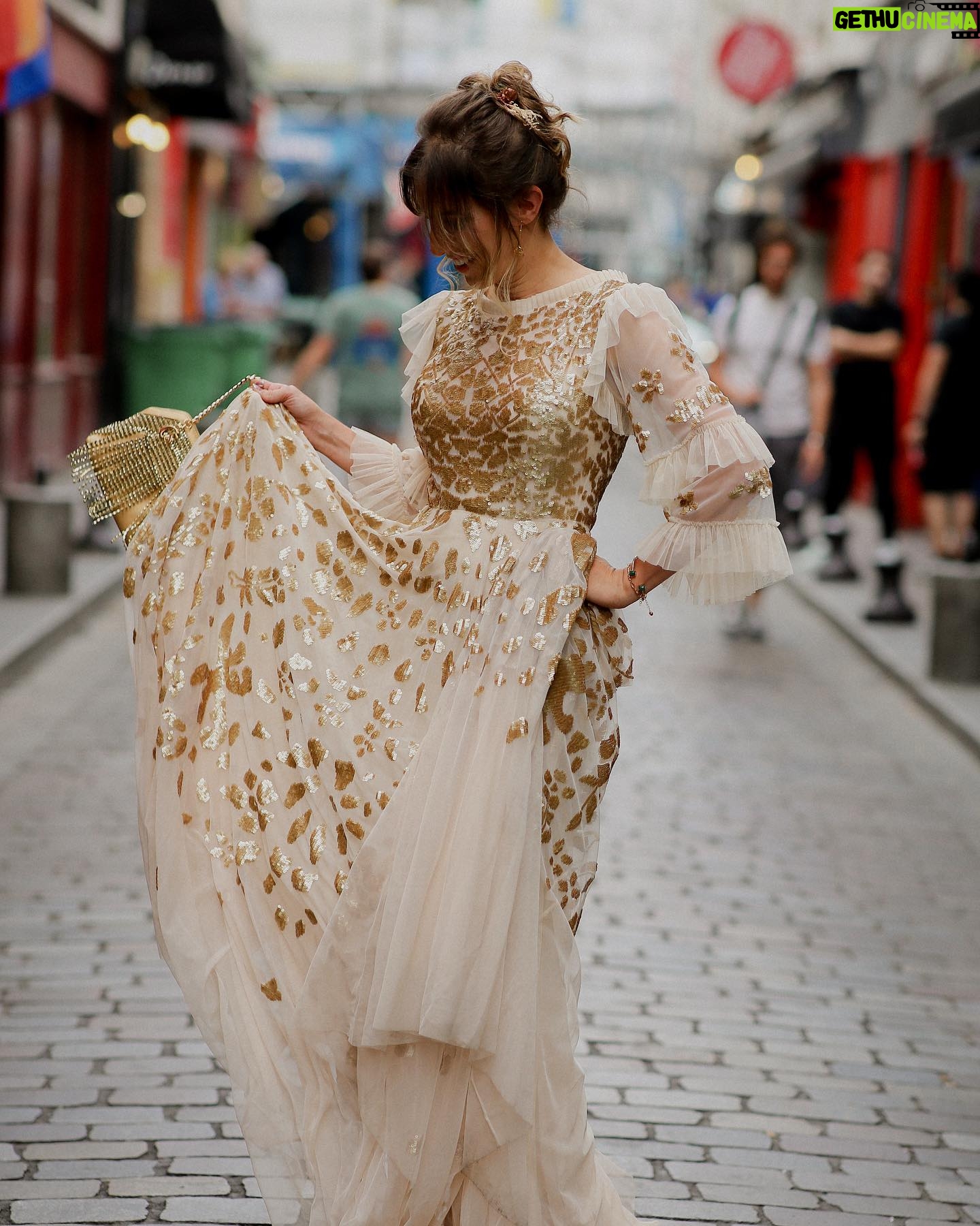 Léa François Instagram - Hier, direction le sublime défilé de @christopheguillarme ! Merci @mariepaola_bh pour ces chouettes clichés 🌹 #parisfashionweek #pfw #christopheguillarme