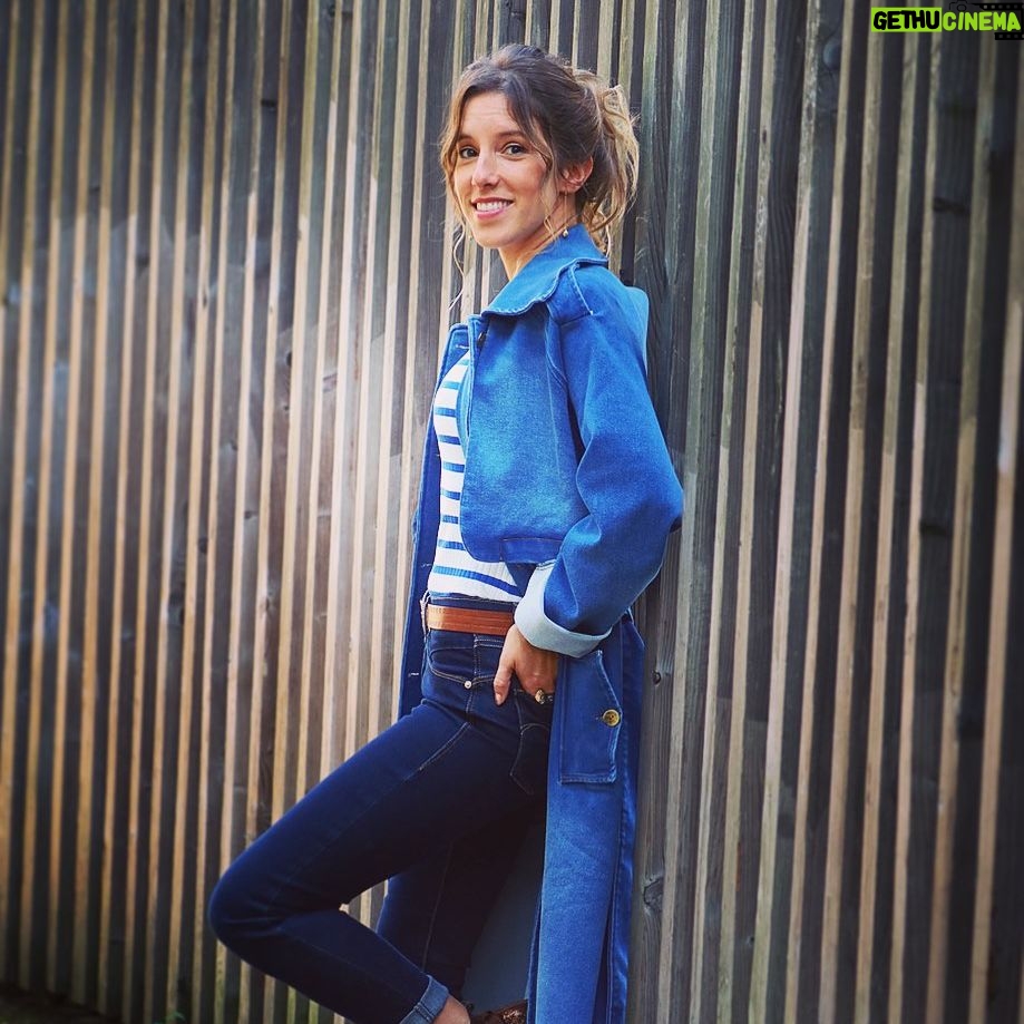 Léa François Instagram - Mood jean avec @imprevubelgium & @god.justine 🫶