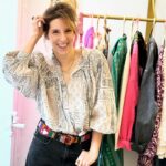 Léa François Instagram - Aujourd’hui je suis passée faire un coucou à Priscilla et… j’ai essayé toute sa boutique 🤣🫣 J’vous mets quelques photos parce que je les trouve drôles, que j’étais pas rentré dans un magasin depuis que j’ai des gosses (fallait immortaliser ça 😅) mais surtout parce que j’aime tout dans son joli vestiaire ! Merciii pour ces good vibes mais la prochaine fois, on se voit dans un café, ce sera moins risqué! 🤭 @levestiairede.zoe
