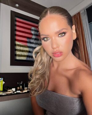 Léa Haddad Instagram - Bon j’ai pas trouvé de légende à vous de le faire mes stars 💖🤍