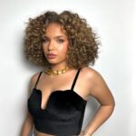 Léa Haddad Instagram – Attention je rentre le ventre 😉. Makeup @lucasdioslo bijoux @hypsoparis ❤️