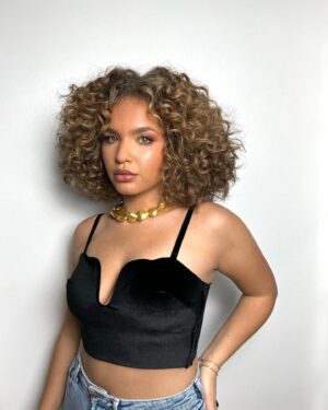 Léa Haddad Instagram - Attention je rentre le ventre 😉. Makeup @lucasdioslo bijoux @hypsoparis ❤️