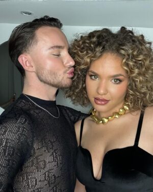 Léa Haddad Instagram - Attention je rentre le ventre 😉. Makeup @lucasdioslo bijoux @hypsoparis ❤️