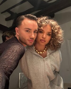 Léa Haddad Instagram - Attention je rentre le ventre 😉. Makeup @lucasdioslo bijoux @hypsoparis ❤️