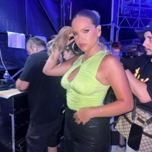 Léa Haddad Instagram - Je suis trop fier d’avoir chanté mon single « plus fort » devant 10k personnes
 je vis vraiment un rêve éveillé. 
Merci d’être de plus en plus nombreux chaque jour. 
Hâte de partager la suite avec vous
@tf1 @lachansondelannee 

Stylisme @baud_jerome @redaramdani_ 
Make up @melissasoukeyna 
Hair @fatoudidmyhair