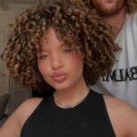 Léa Haddad Instagram - Je coiffe Lea 🎤⭐️ #cheveuxbouclés #cheveuxfrisés #curlyhairroutine #staracademy #leahaddad
