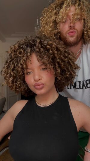 Léa Haddad Instagram - Je coiffe Lea 🎤⭐️

#cheveuxbouclés #cheveuxfrisés #curlyhairroutine #staracademy #leahaddad