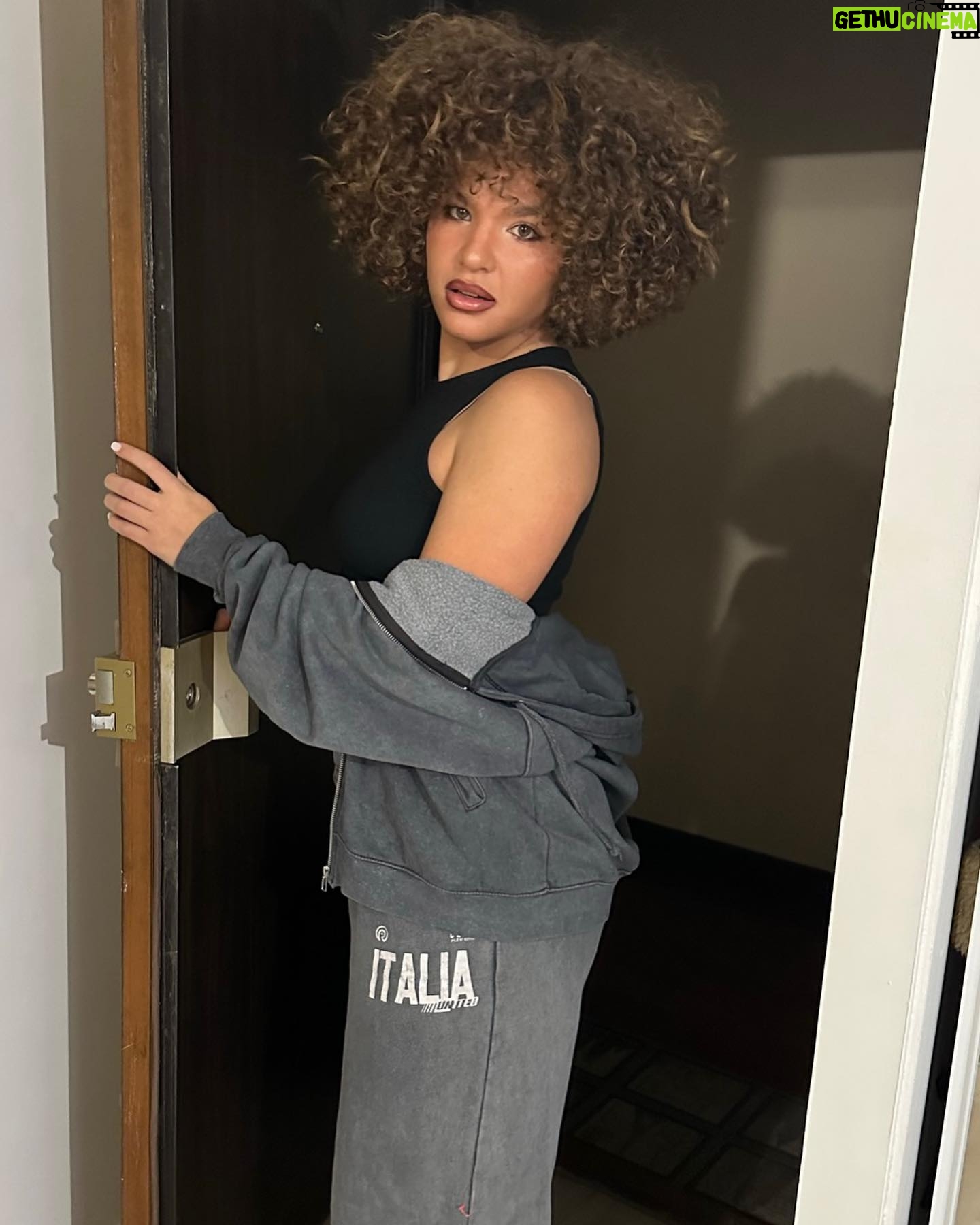 Léa Haddad Instagram - Merci pour cette année de folie, pressée de voir ce que 2024 nous réserve 🫶 Bonne année ❤️