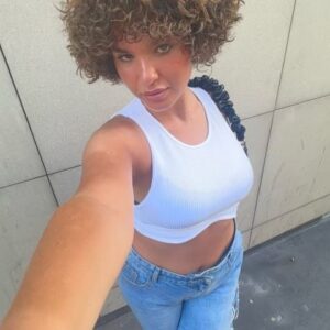 Léa Haddad Instagram - « Ça y est ! Je l’ai fait 🙈 Après des années à utiliser le fer à boucler pour cacher la misère j’ai sauté le pas de tout couper pour retrouver mes cheveux 100% naturels. Le chemin est long et il me reste encore pas mal à couper mais avec de la patience tout est possible!! Si je l’ai fait vous pouvez le faire aussi, vos cheveux c’est votre identité alors assumez les 🤍✨ »