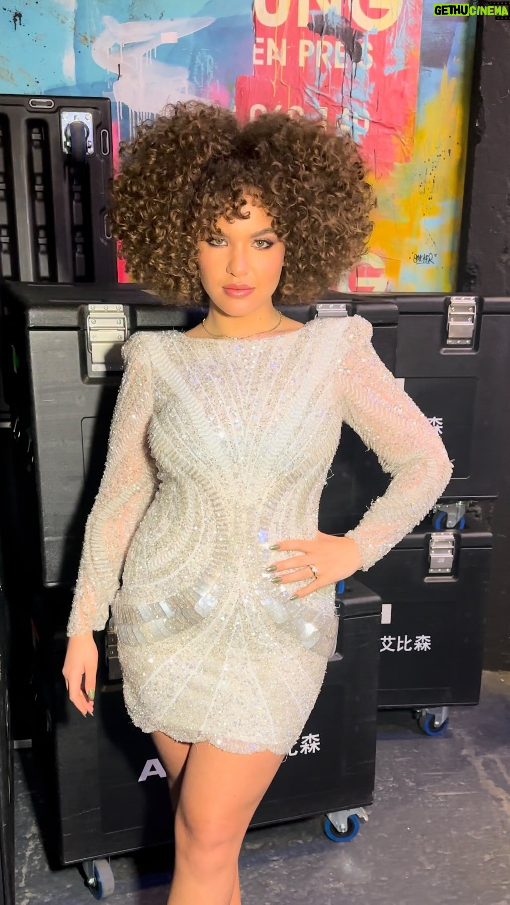 Léa Haddad Instagram - J’ai trop kiffé partager avec vous un moment sur scène j’ai trop hâte de vous revoir je vous aime très fort ❤️ Merci infiniment à @stevensishaycoutureofficiel pour ma sublime robes ✨ • Tentez vous aussi de remporter une location de robe haute couture de la célèbre maison @stevensishaycoutureofficiel Pour participer c’est très simple : - Follow le compte @stevensishaycoutureofficiel & @lea.haddad - Tag 2 amies - Et reposte le jeu concours en story Tirage au sort le 21 avril Bonne chance à toutes ♥️ #publicité