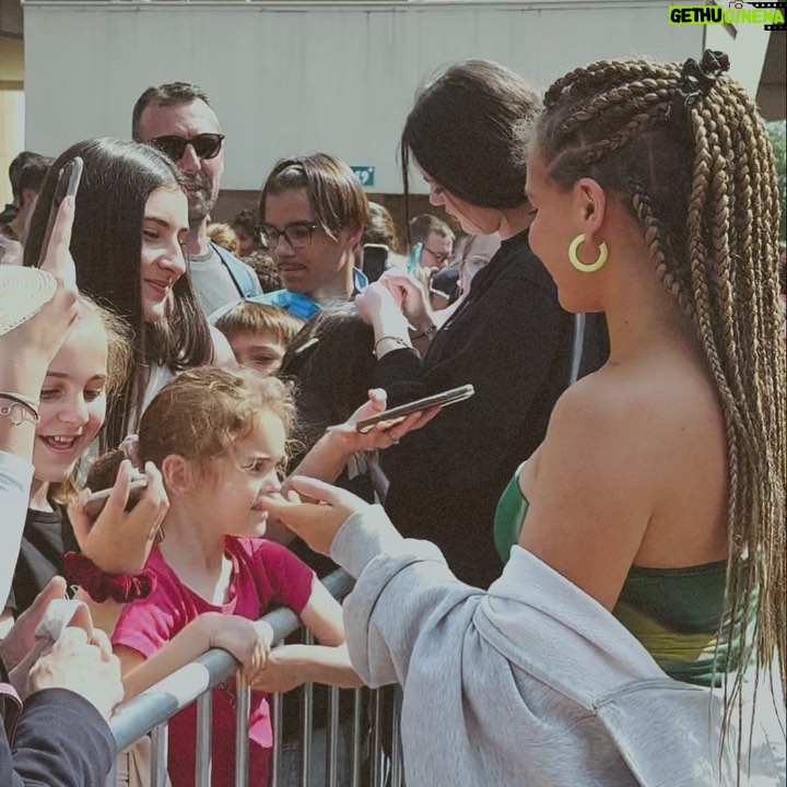 Léa Haddad - 13.1K Likes - Merci à @oxygene.radio pour ce plateau! Quel rêve de vous rencontrer et de partager ces moments avec vous 💖🤍