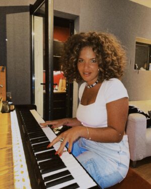 Léa Haddad Instagram - Aujourd’hui je vous emmène au studio avec moi 💖 D’après vous quel est mon moment préféré ? Un indice se cache sur la dernière photo