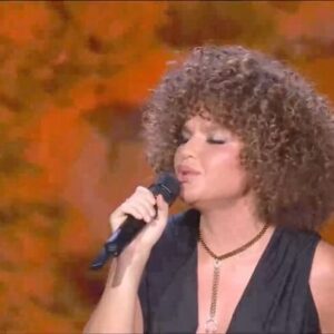 Léa Haddad Instagram - Hier soir j’ai eu la chance de pouvoir chanter pour le Maroc 🇲🇦 @m6officiel @croixrougefr @opheliemeunier @ericantoineoff
