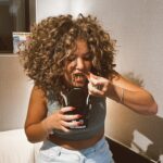 Léa Haddad Instagram – Aujourd’hui je vous emmène au studio avec moi 💖 D’après vous quel est mon moment préféré ? Un indice se cache sur la dernière photo