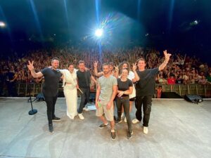 La Zarra Instagram - Un grand merci au festival @festivalfaceetsi pour ce moment inoubliable 
J'ai eu l'opportunité de faire la connaissance d'une équipe exceptionnelle, pleine d'humanité 
Un merci tout particulier au public, nous avons partagé un instant merveilleux. Votre générosité m'a touchée et je vais précieusement conserver ce souvenir
Je tiens également à remercier mon équipe pour avoir mis leur talent à disposition. Nous avons réussi quelque chose de beau ensemble 😉
Merci pour ces moments de rires aux éclats, pour ces instants de création partagée, pour ces moments d'affection sincère ! Je suis impatiente de vivre nos futures aventures ♥️
@festivalfaceetsi 

Régisseur @raphaelmaitrat 
🎸 @raphael_berrien 
🎹 and bass @romainlabaye 
🥁 @lucas_dauchez 
🔊 @adrienmauroux @raphaelmaitrat 
Backliner @picoooliiiiinaaa_1.0 

Hair @paulinebrunel 
Makeup @alexiamzallag
