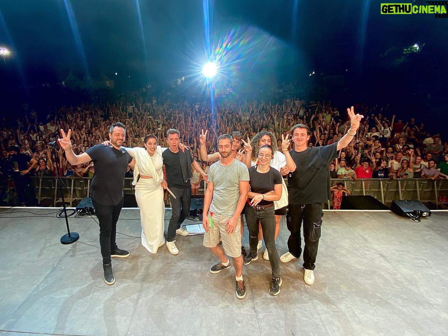 La Zarra - 6.5K Likes - Un grand merci au festival @festivalfaceetsi pour ce moment inoubliable
J'ai eu l'opportunité de faire la connaissance d'une équipe exceptionnelle, pleine d'humanité
Un merci tout particulier au public, nous avons partagé un instant merveilleux. Votre générosité m'a touchée et je vais précieusement conserver ce souvenir
Je tiens également à remercier mon équipe pour avoir mis leur talent à disposition. Nous avons réussi quelque chose de beau ensemble 😉
Merci pour ces moments de rires aux éclats, pour ces instants de création partagée, pour ces moments d'affection sincère ! Je suis impatiente de vivre nos futures aventures ♥️
@festivalfaceetsi
Régisseur @raphaelmaitrat
🎸 @raphael_berrien
🎹 and bass @romainlabaye
🥁 @lucas_dauchez
🔊 @adrienmauroux @raphaelmaitrat
Backliner @picoooliiiiinaaa_1.0
Hair @paulinebrunel
Makeup @alexiamzallag